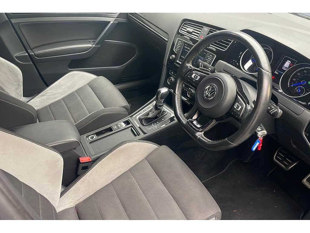Volkswagen Golf R 2.0 TSI 300 PS 6-speed DSG 5 Door