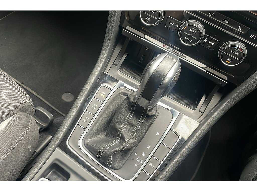 Volkswagen Golf R 2.0 TSI 300 PS 6-speed DSG 5 Door