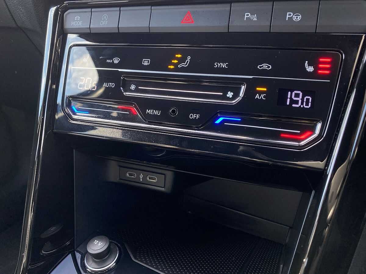 Volkswagen T-ROC Mk1 Facelift (2022) 1.5 TSI R-Line 150PS DSG
