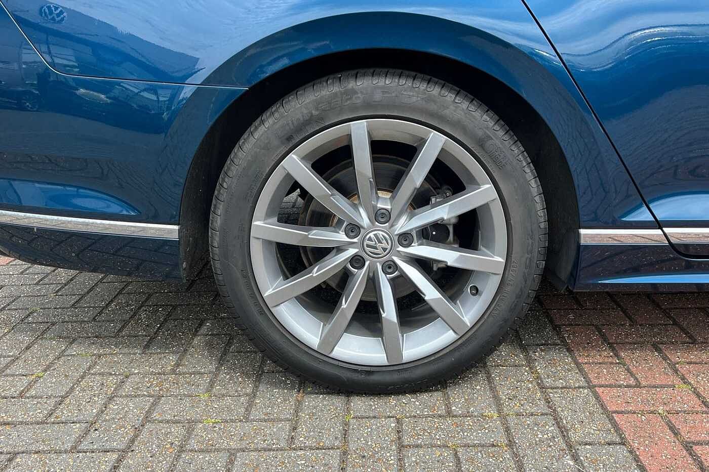Volkswagen Passat 1.5 TSI (150ps) R-Line EVO Saloon