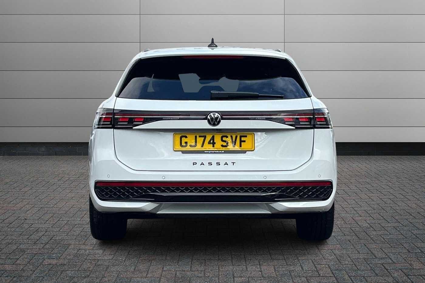 Volkswagen Passat 1.5 TSI eHybrid 19.7kWh R-Line Estate 5dr Petrol Plug-in Hybrid DSG Euro 6 (s/s)