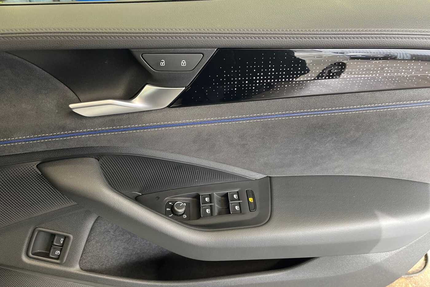 Volkswagen Passat 1.5 TSI eHybrid 19.7kWh R-Line Estate 5dr Petrol Plug-in Hybrid DSG Euro 6 (s/s)