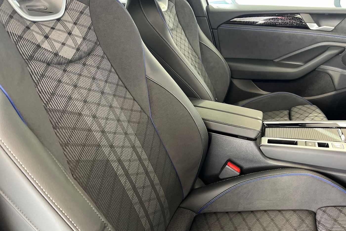 Volkswagen Passat 1.5 TSI eHybrid 19.7kWh R-Line Estate 5dr Petrol Plug-in Hybrid DSG Euro 6 (s/s)