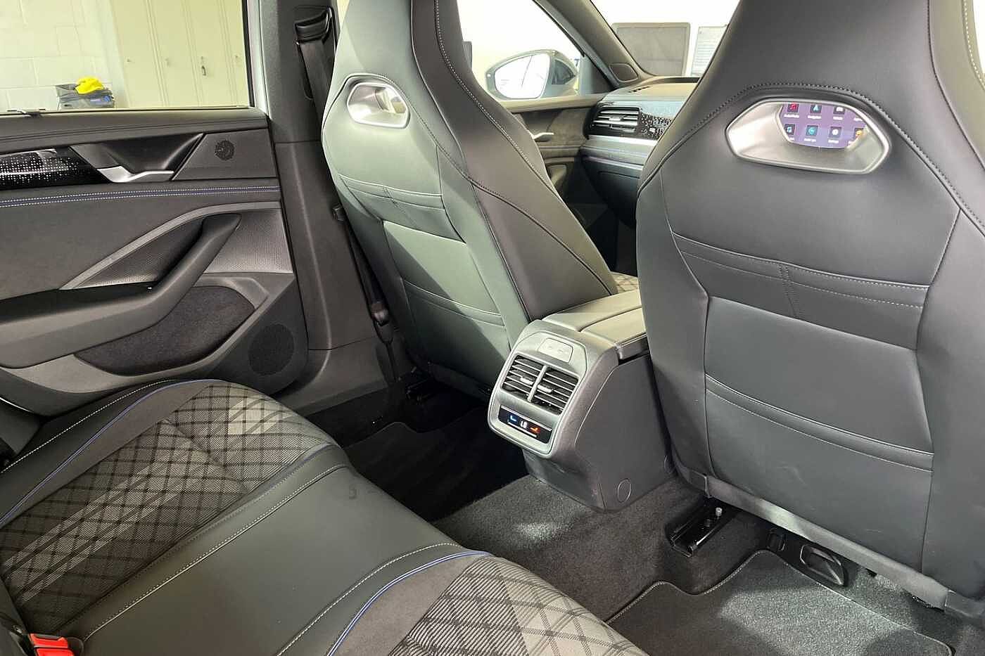 Volkswagen Passat 1.5 TSI eHybrid 19.7kWh R-Line Estate 5dr Petrol Plug-in Hybrid DSG Euro 6 (s/s)