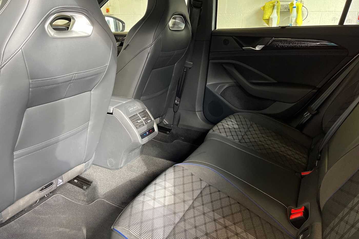 Volkswagen Passat 1.5 TSI eHybrid 19.7kWh R-Line Estate 5dr Petrol Plug-in Hybrid DSG Euro 6 (s/s)
