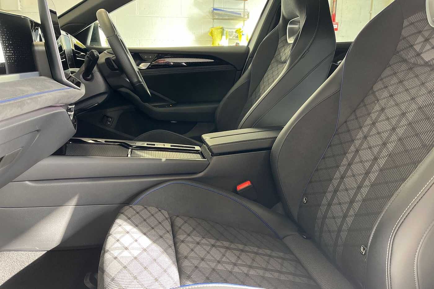 Volkswagen Passat 1.5 TSI eHybrid 19.7kWh R-Line Estate 5dr Petrol Plug-in Hybrid DSG Euro 6 (s/s)