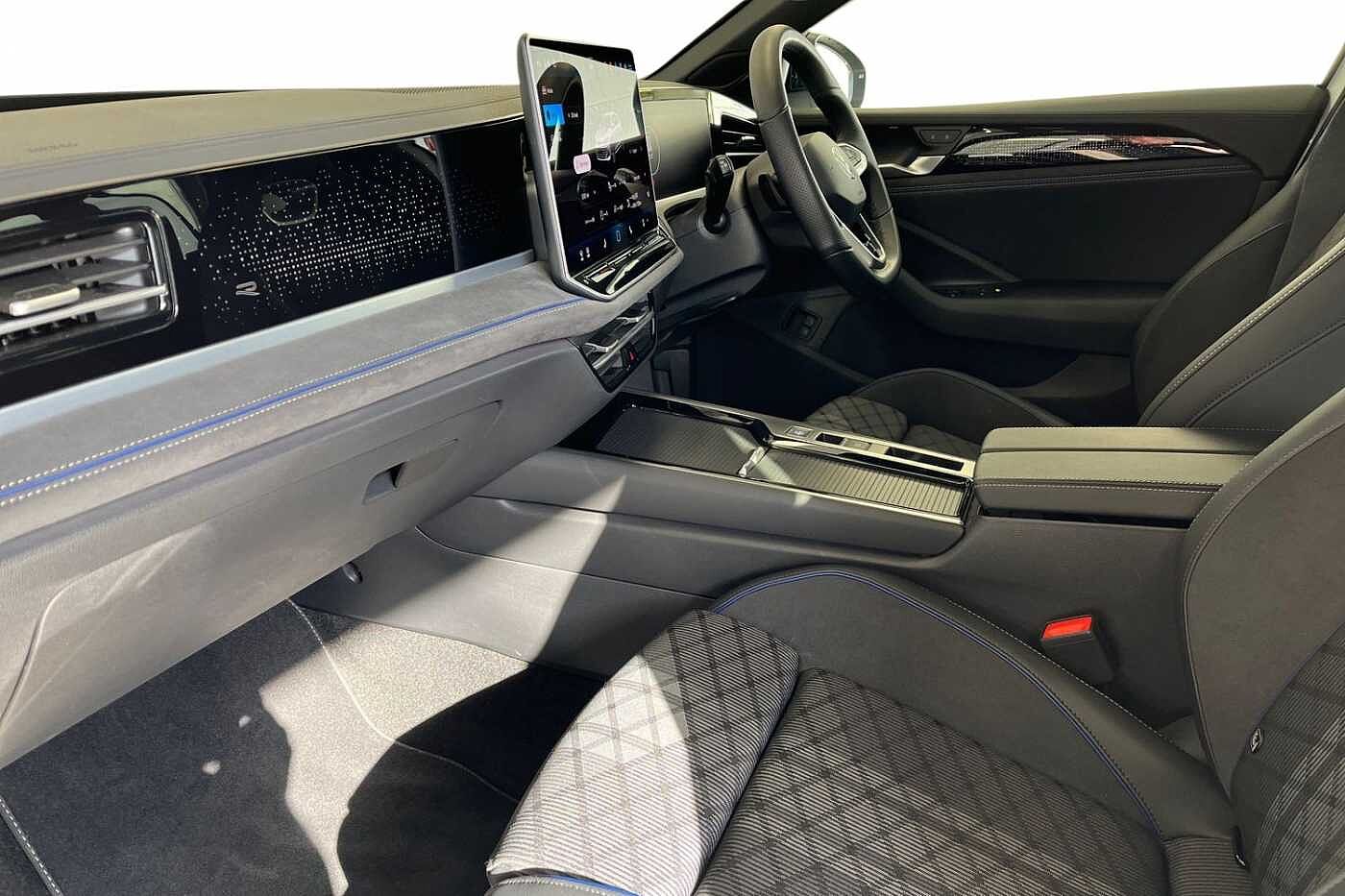Volkswagen Passat 1.5 TSI eHybrid 19.7kWh R-Line Estate 5dr Petrol Plug-in Hybrid DSG Euro 6 (s/s)