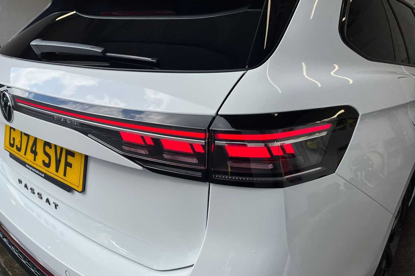 Volkswagen Passat 1.5 TSI eHybrid 19.7kWh R-Line Estate 5dr Petrol Plug-in Hybrid DSG Euro 6 (s/s)