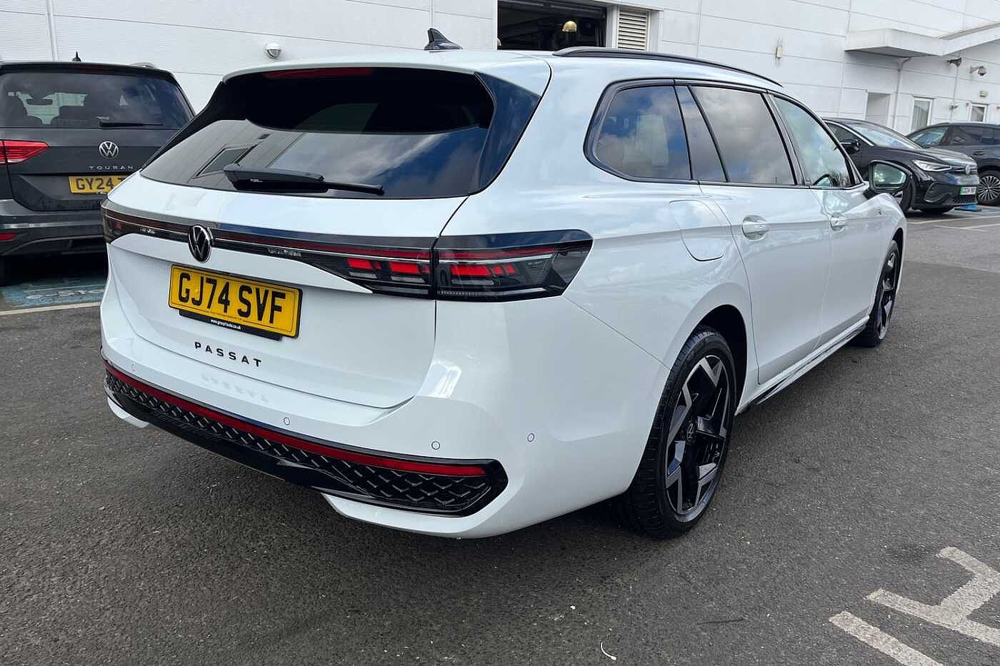 Volkswagen Passat 1.5 TSI eHybrid 19.7kWh R-Line Estate 5dr Petrol Plug-in Hybrid DSG Euro 6 (s/s)
